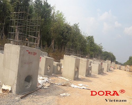 Hố ga bê tông được thiết kế để thu thập và tiếp nhận nước mưa và chất thải từ các cống rãnh