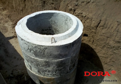 hố ga bê tông này có hình dạng tròn và thường được sử dụng trong các khu vực nông thôn hoặc đường xá nhỏ